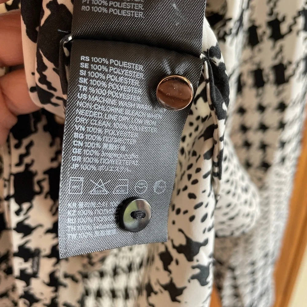 NWT H&M Women’s Black and White long sleeve button down blouse. Size 0 - Picture 7 of 11